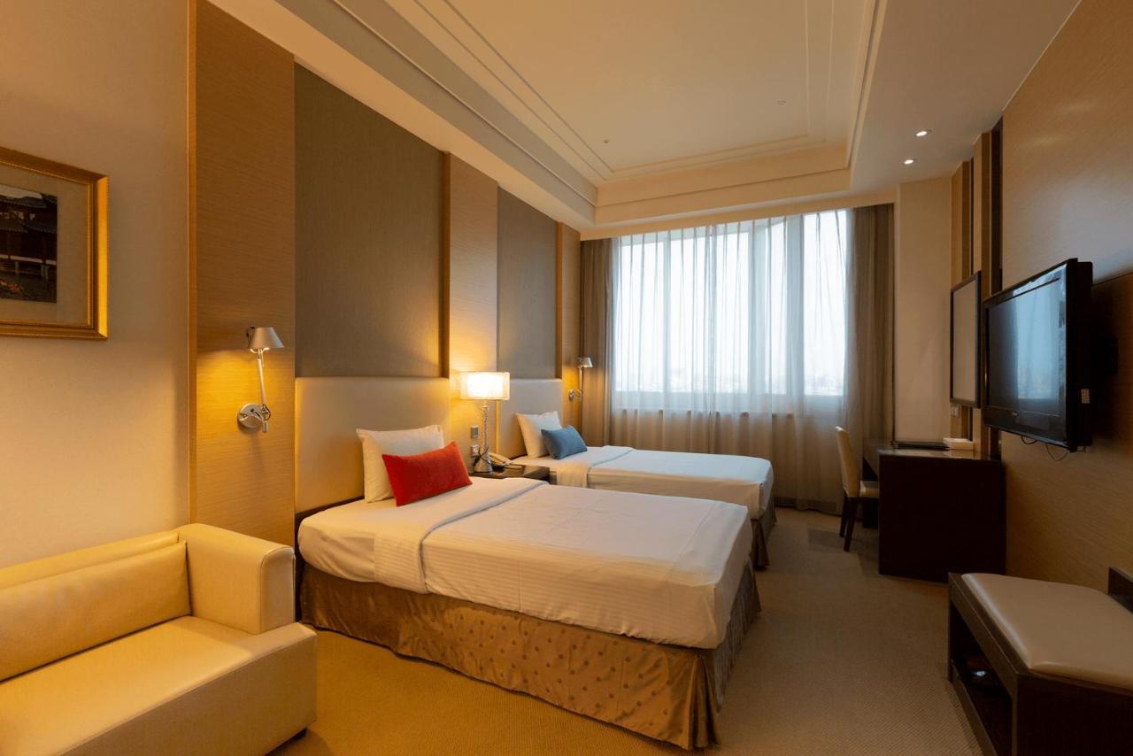 Ever Delightful Business Hotel Chiayi City Exterior photo