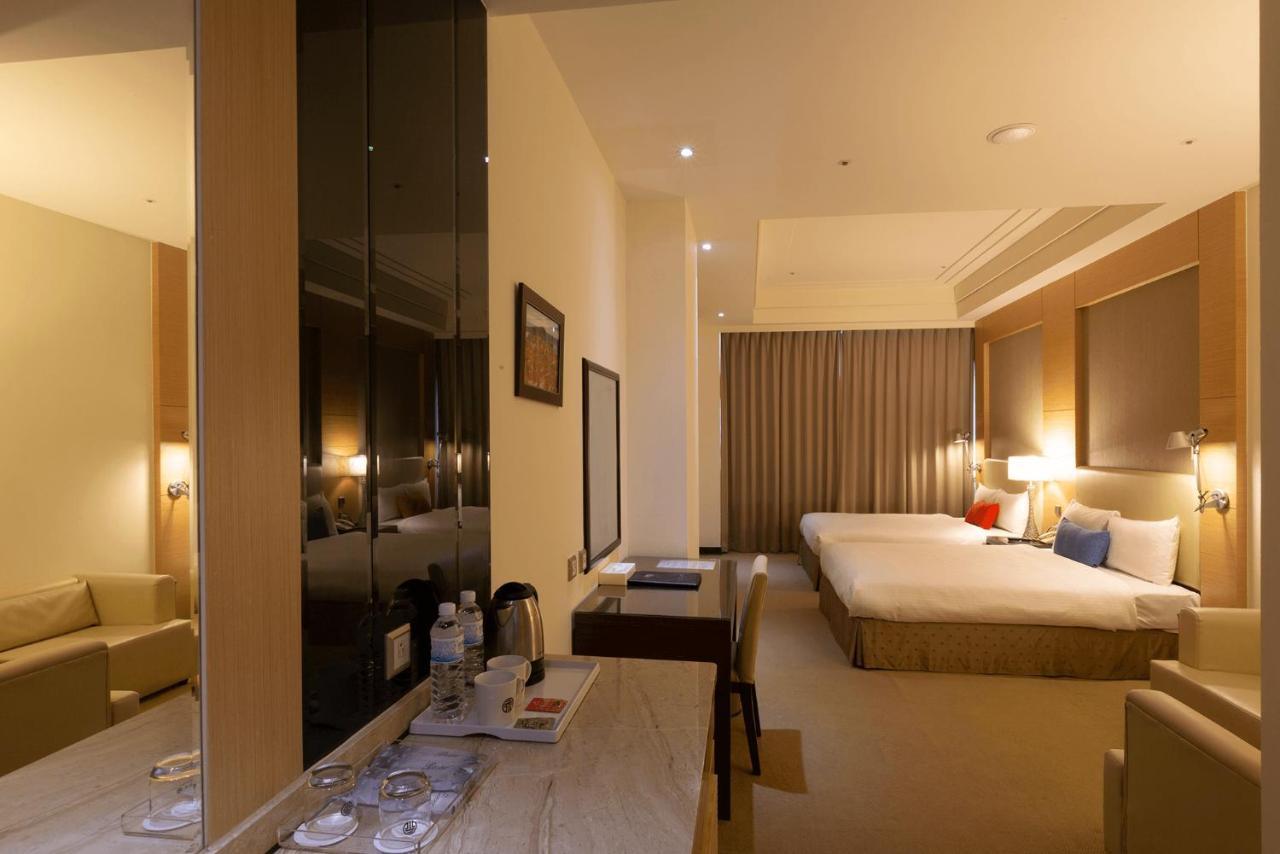 Ever Delightful Business Hotel Chiayi City Exterior photo